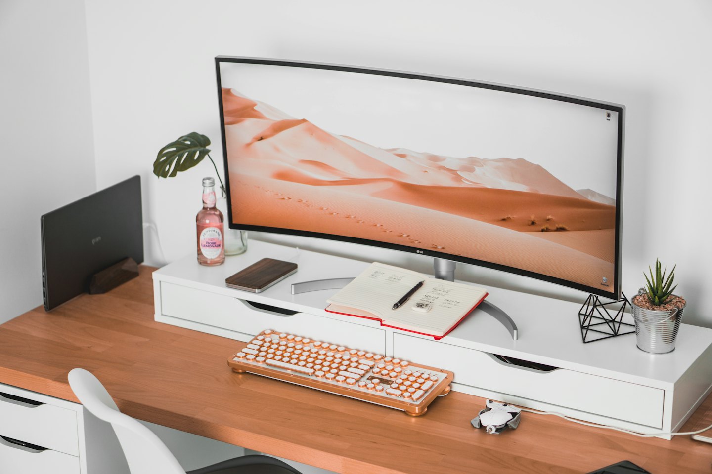 Monitor curvo per computer su una scrivania minimalista.